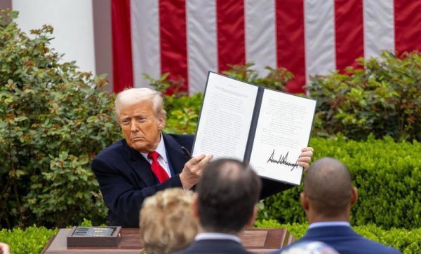 炒股配资平台查询 三个月倒计时！6.5万亿美债即将到期，特朗普为何疯狂加征关税？